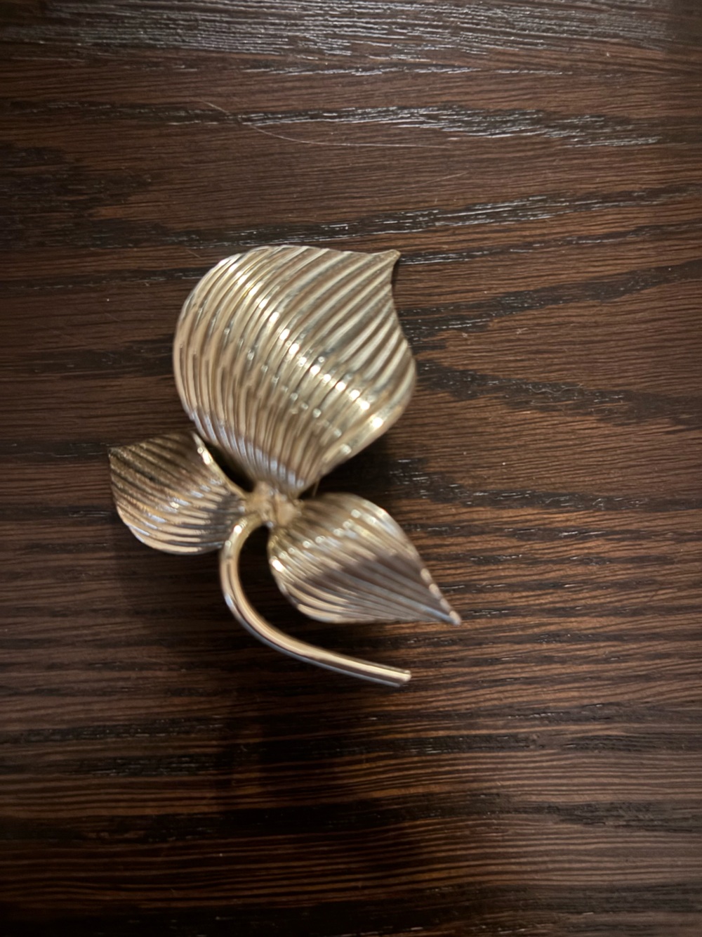 Gold Leaf-Style Women’s Brooch – Elegant Leaf Pin